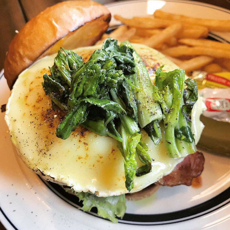 限定 菜の花ベーコンとカマンベールチーズバーガー(アンバープレイス)