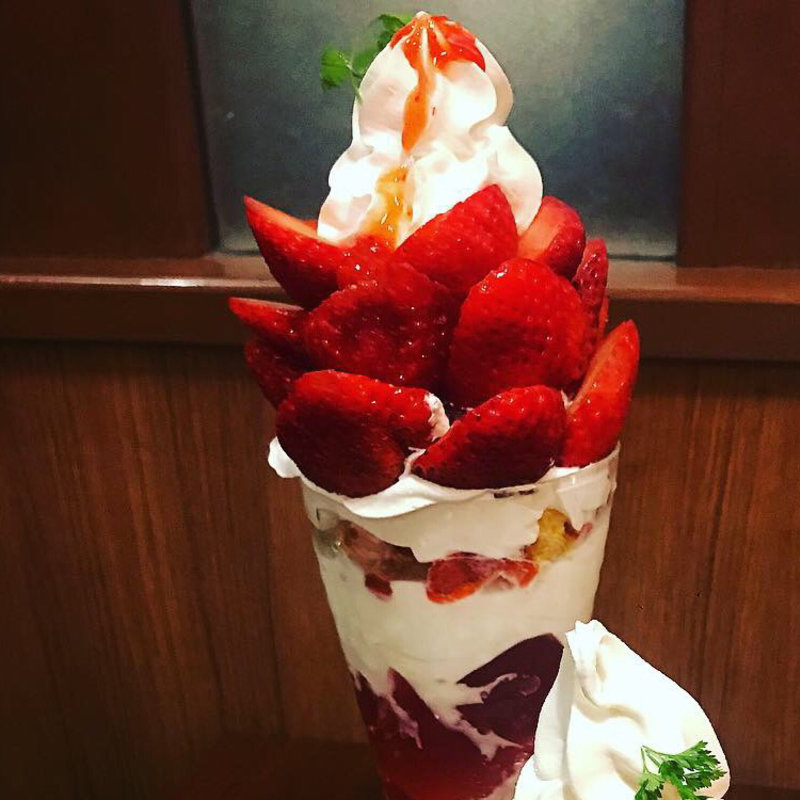 あまおう苺のデラックスパフェ(ジョナサン 稲田堤店)