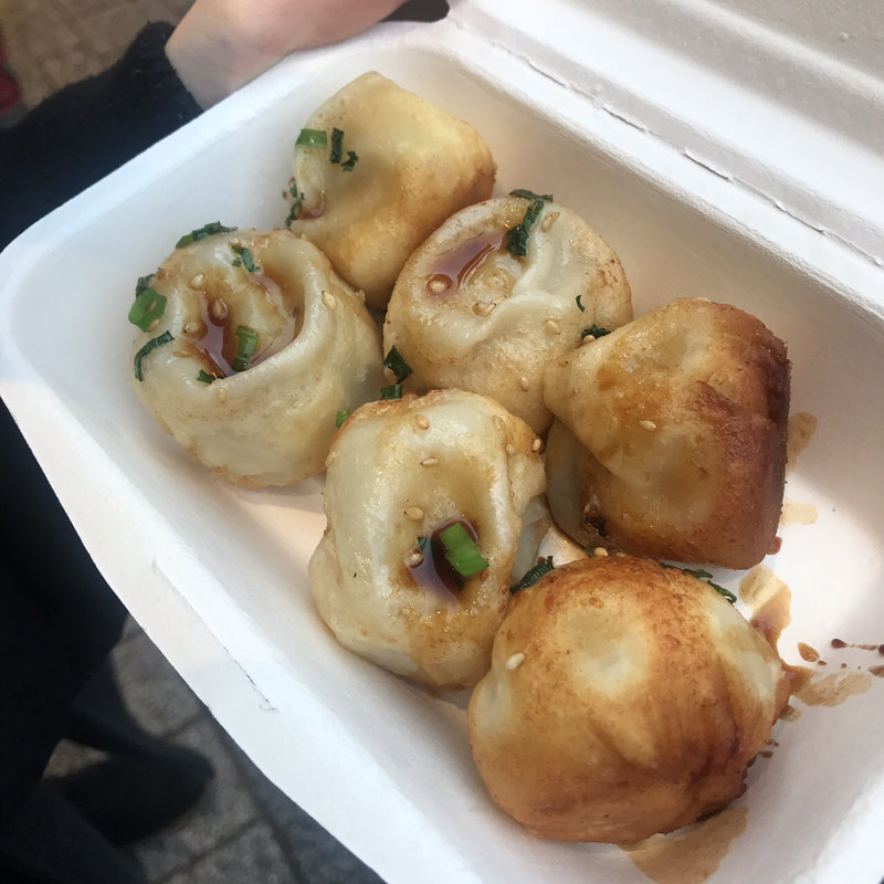 焼き小篭包と焼きビーフン(YUNYUN)