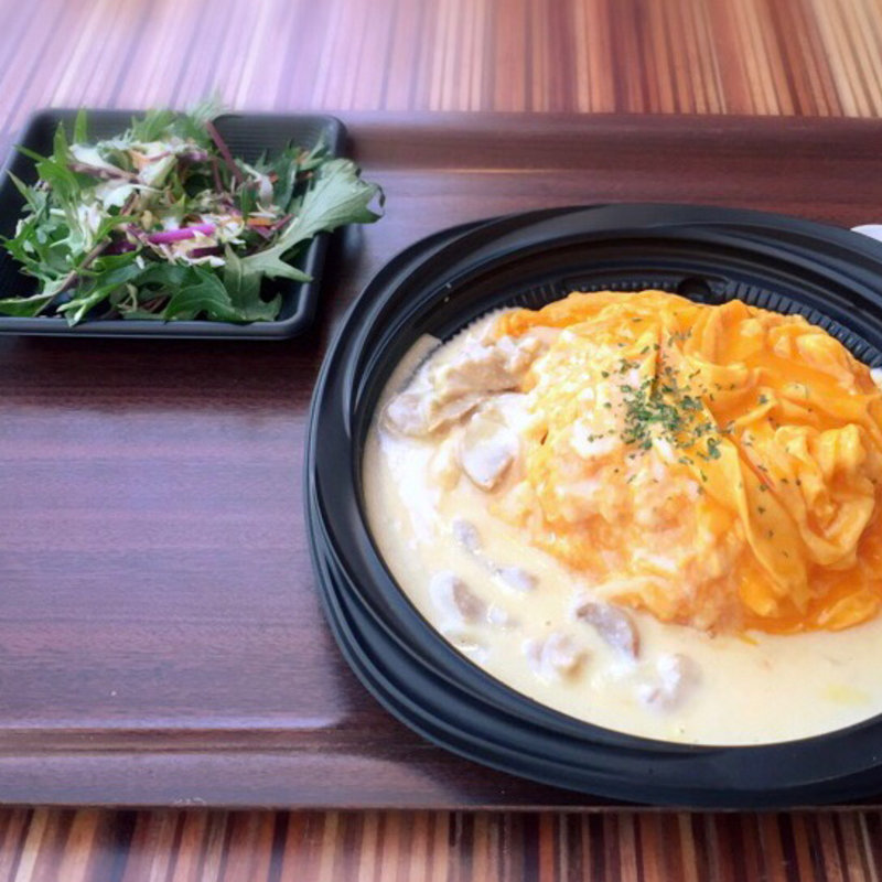 ホワイトソースオムライス(eggg Cafe 小平本店)