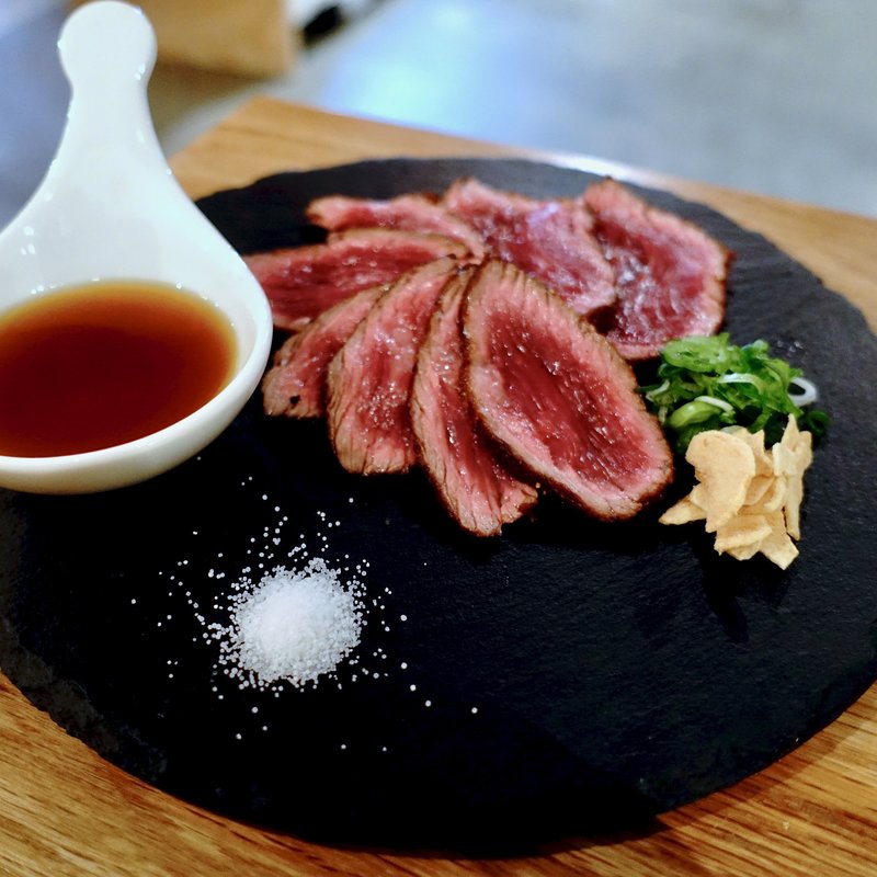 神戸牛の炙り(神戸餃子 オレギョ ハービスENT店)