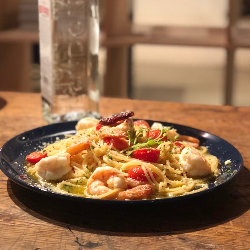 エビとトマトのペペロンチーズパスタ(杢moku)