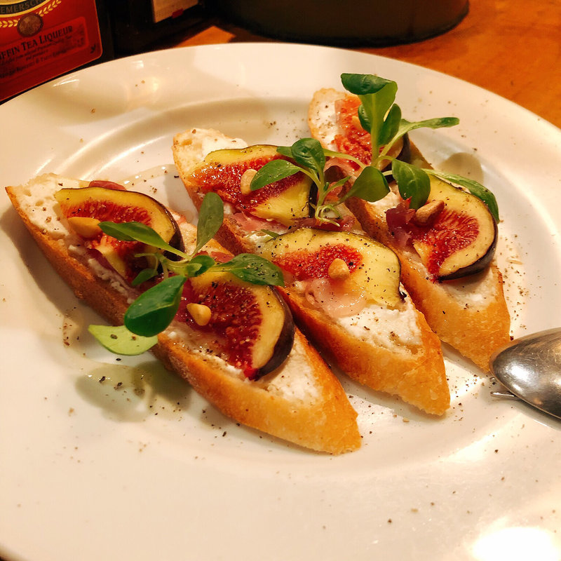 その他写真： いちじくとリコッタチーズ、生ハムのタルティーヌ はちみつと黒胡椒がけ(ウラエビス)