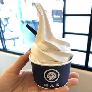 薔薇×ホワイトチョコソフトクリーム(蜷尾家/NINAO 三軒茶屋店)