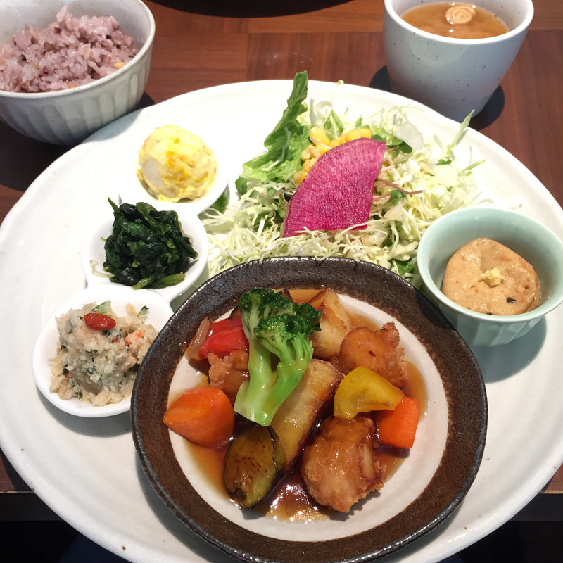 一汁六菜バランス健康定食（鶏の甘酢あんかけ）(オリエント珈琲 枚方T-SITE店)