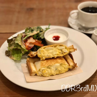 ホットサンドイッチ 玉子とチーズ(patisserie ＆ cafe drop （パティスリー アンド カフェ ドロップ）)