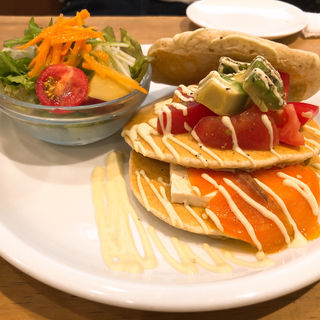 豆腐とサーモンの和風カプレーゼパンケーキ(パンケーキママカフェ VoiVoi （ヴォイヴォイ）)