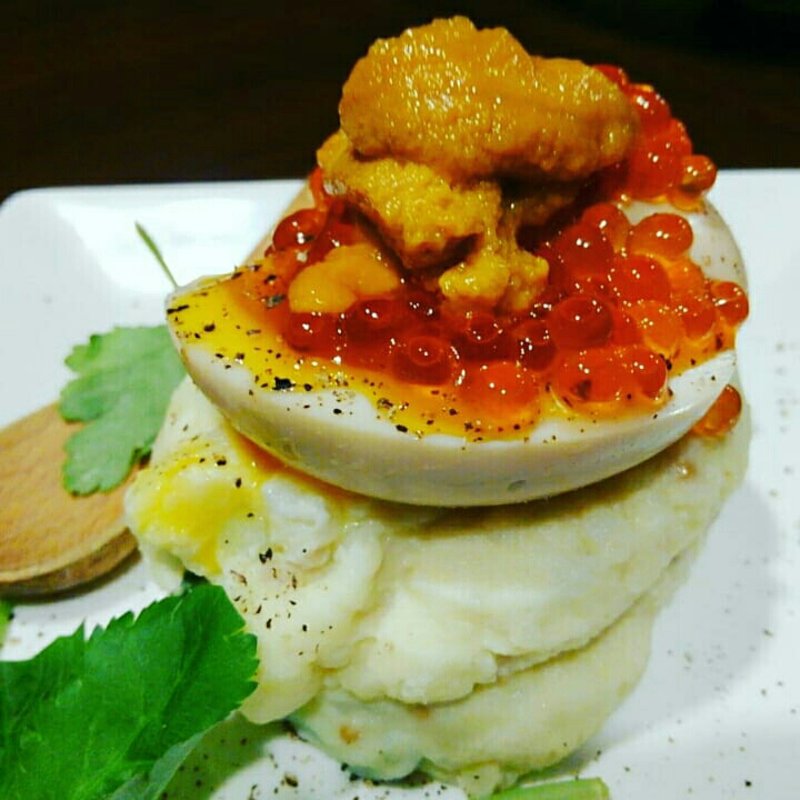 ウニいくら半熟エッグポテサラ(ぐるぐるねぎま)