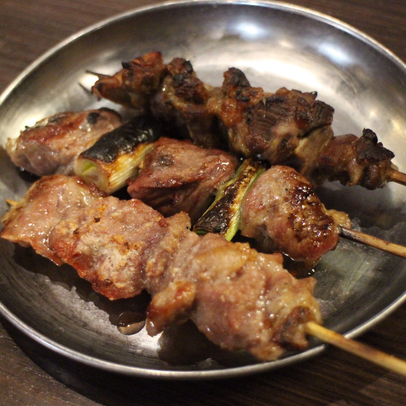 モツ串（カシラ・ハラミ・タンスジ）(四文屋 すすきの駅前店)