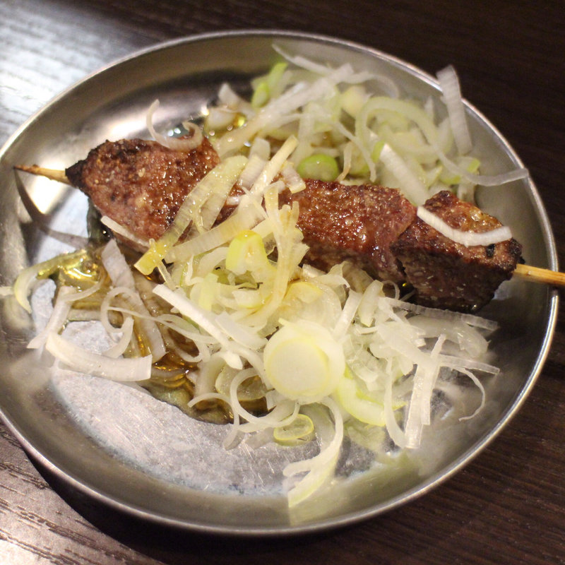 ホエイ豚レバ塩ネギ串(四文屋 すすきの駅前店)