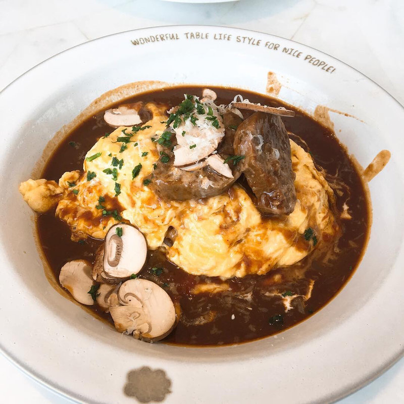 北坂さくらタマゴのオムライス 牛タン煮込みと六甲マッシュルームのデミグラスソース(BARBARA EXPO RESTAURANT（バルバラエキスポレストラン）万博記念公園EXPOCITY)