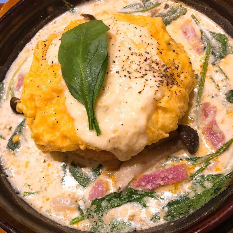 とろけるモッツァレラチーズ＆ほうれん草ミートのオムライスドリア(卵と私 なんばウォーク店)