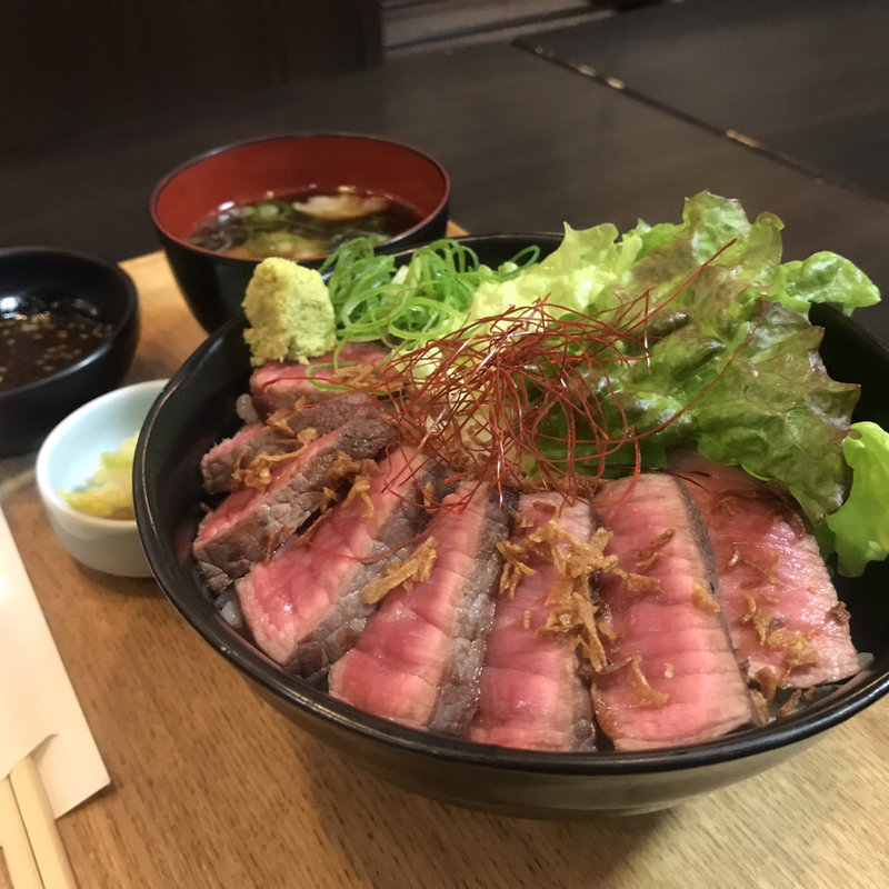 レアステーキ丼(浪花焼肉 肉タレ屋)