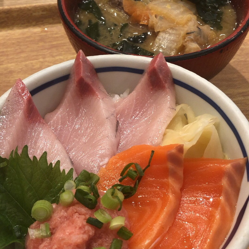 本日の丼とあら汁(築地食堂源ちゃん マークイズみなとみらい店)