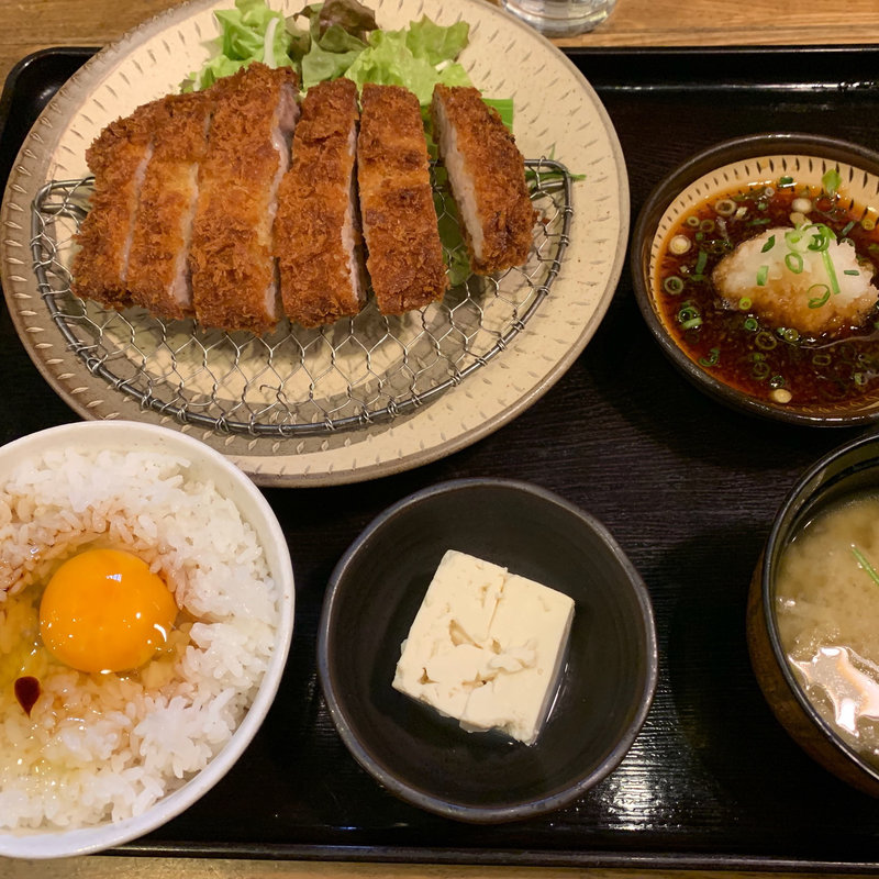 極厚三元豚ロースカツ定食(日の出食堂 （ヒノデショクドウ）)