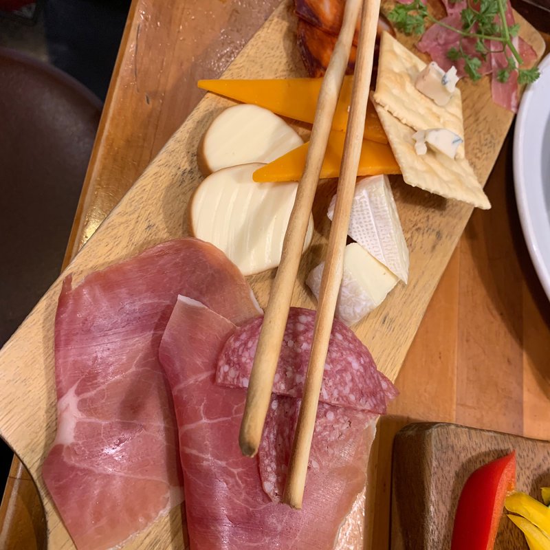 サラミ＆チーズ盛合せ(博多ビストロタケノヤ)