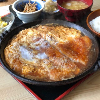 煮カツ定食(ローカルレストラン ホワイトタイム)