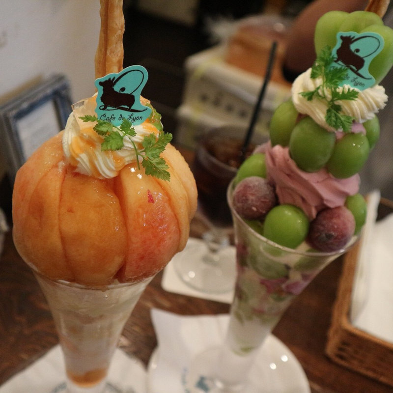 シャインマスカットミルクティーパフェ・特製プレミアムいちごパフェ(Cafe de Lyon 本店)