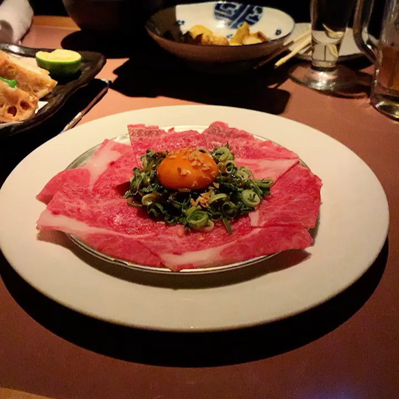 霜降りA4黒毛和牛のレア炙り(なっぱごちそう 目黒)