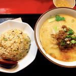 担々麺と半チャーハン(上海厨房)