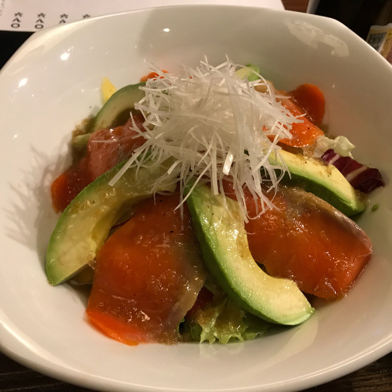 スモークサーモンとアボカドののサラダ(なまはげ 銀座店)