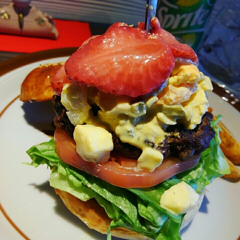 自家製えびタルタルバーガー～いちごのピクルスのせ～(だるま珈琲)