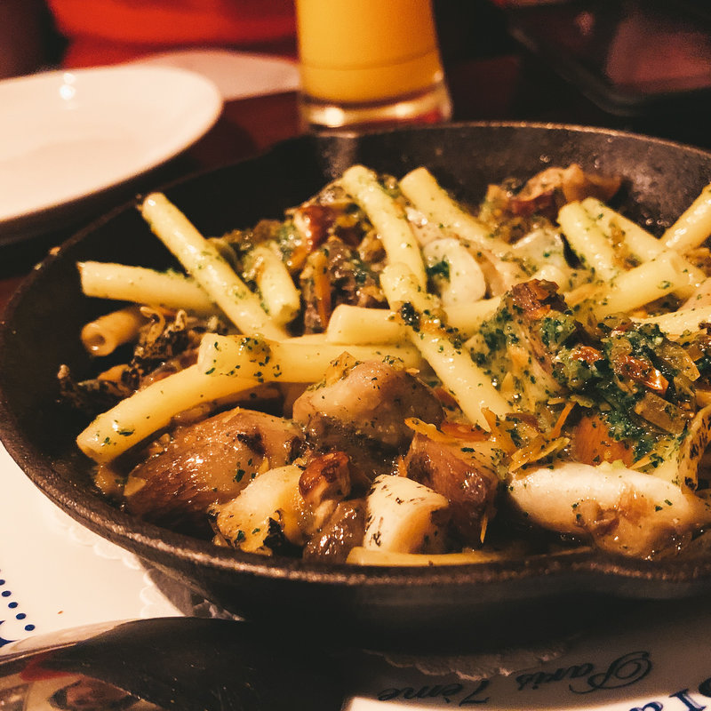 ツブ貝とポルチーニ茸のエスカルゴバター炒め(アベス （Abbesse）)