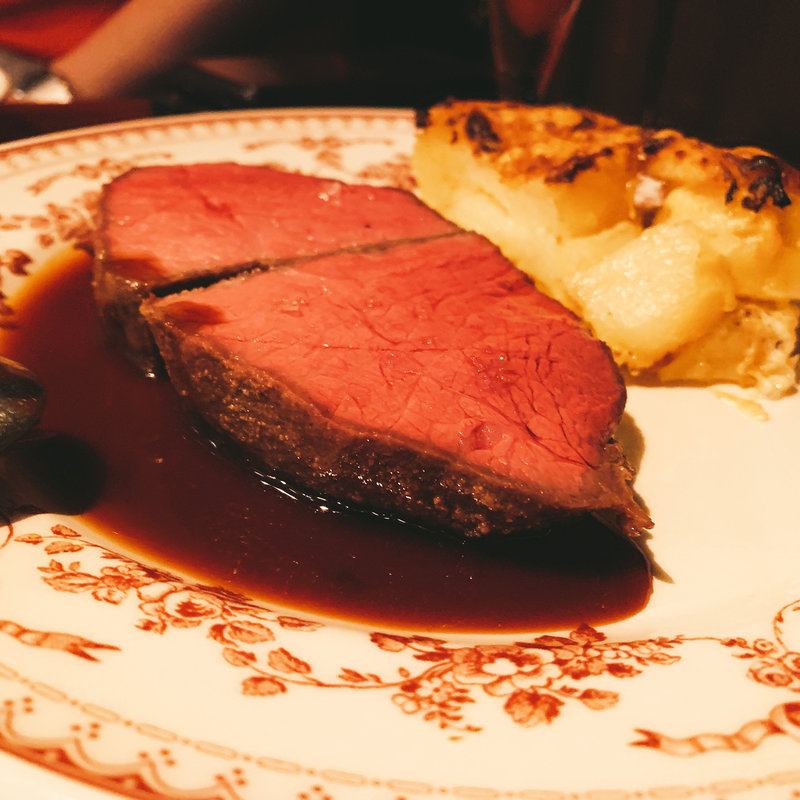 黒毛和牛”クリ”のレアステーキ(アベス （Abbesse）)