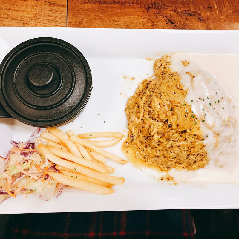 黒トリュフとホワイトクリームオムライス(オムライスLABO)