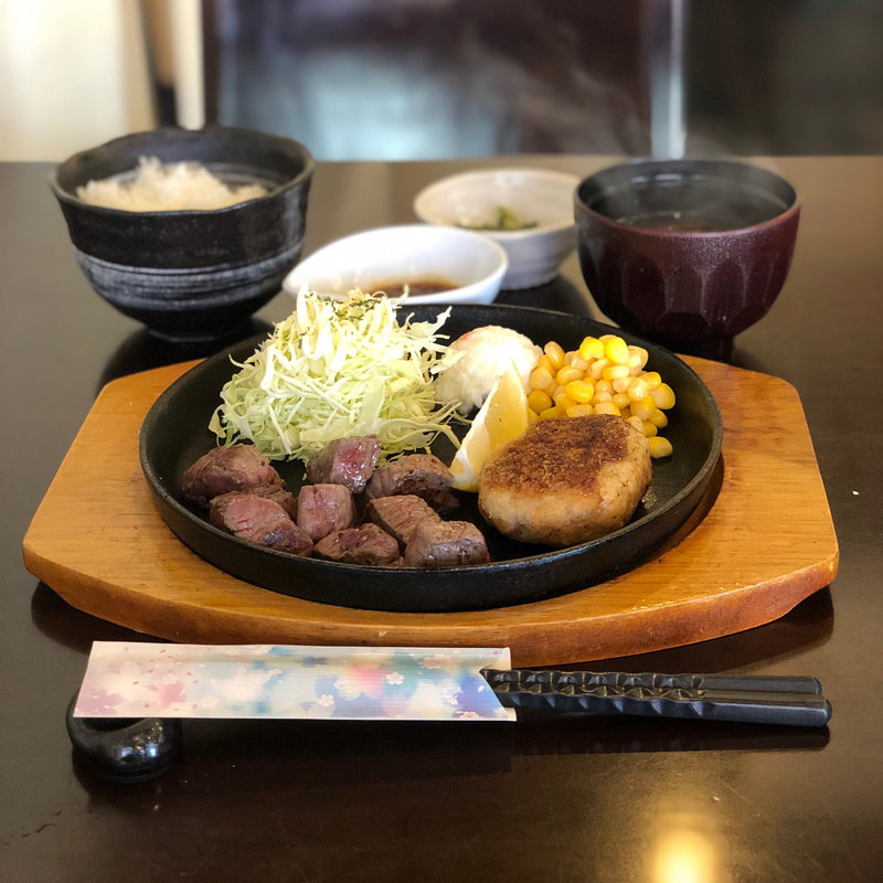 牛カットステーキ&100%エビバーグ(鉄板 風土)