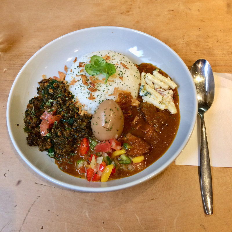 ほうれん草キーマカレー×チキンカレーあいがけ(日本酒角打ち ツバキ 神田鍛冶町)