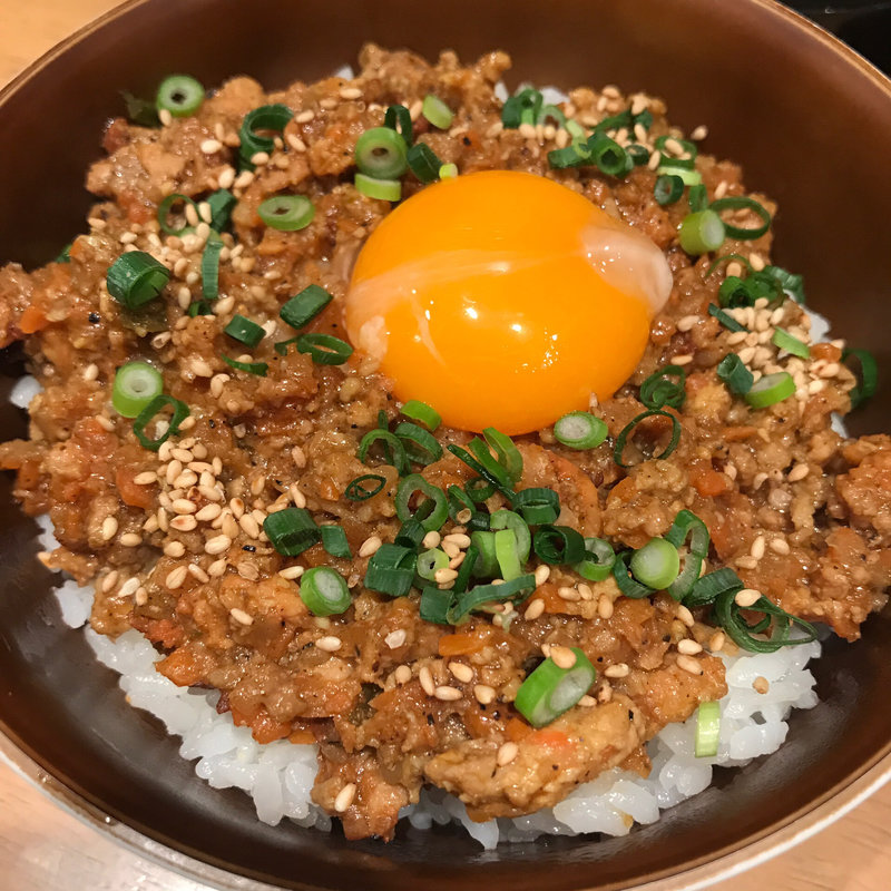 鶏キーマカレー丼 卵黄のせ(串焼き 合)