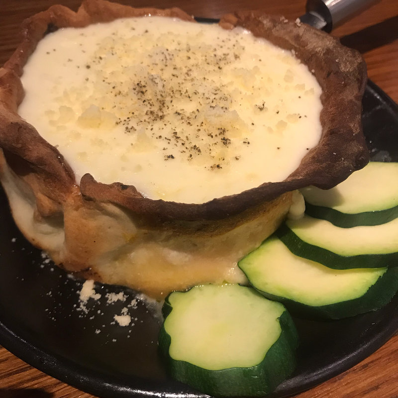  「流れるチーズのシカゴピザ」FLOWING・CHEESE　CHICAGO　PIZZA(DRUNK BEARS 大手町店 （ドランクベアーズ）)