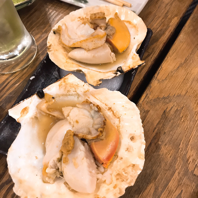 活きホタテ焼き(鰓呼吸 麻布十番商店街 （エラコキュウ）)