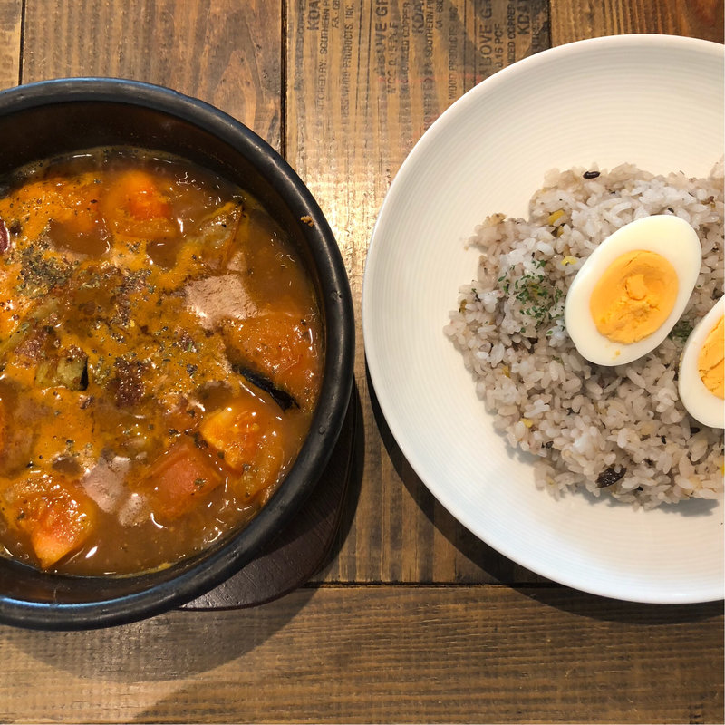 トマトとなすとポークスープカレー ゆでたまごトッピング(香樹)