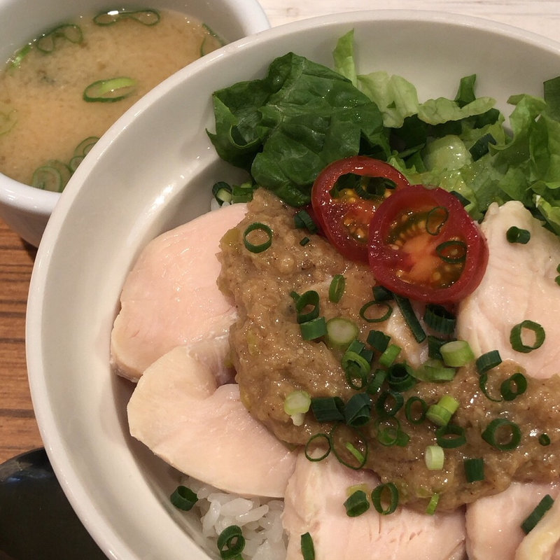 蒸し鶏丼(鎌倉bowls みなとみらい店 （ボウルズ）)