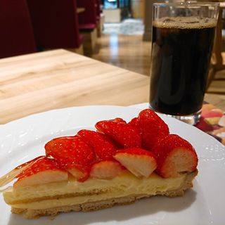 ケーキセット(苺のタルト、アイスコーヒー)(delices(tarte&parlor))