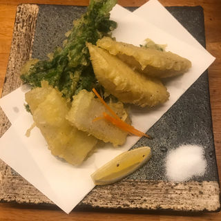 山菜天ぷら(鮮魚と色鶏どりの酒処 ふ〜ち〜く〜ち〜)