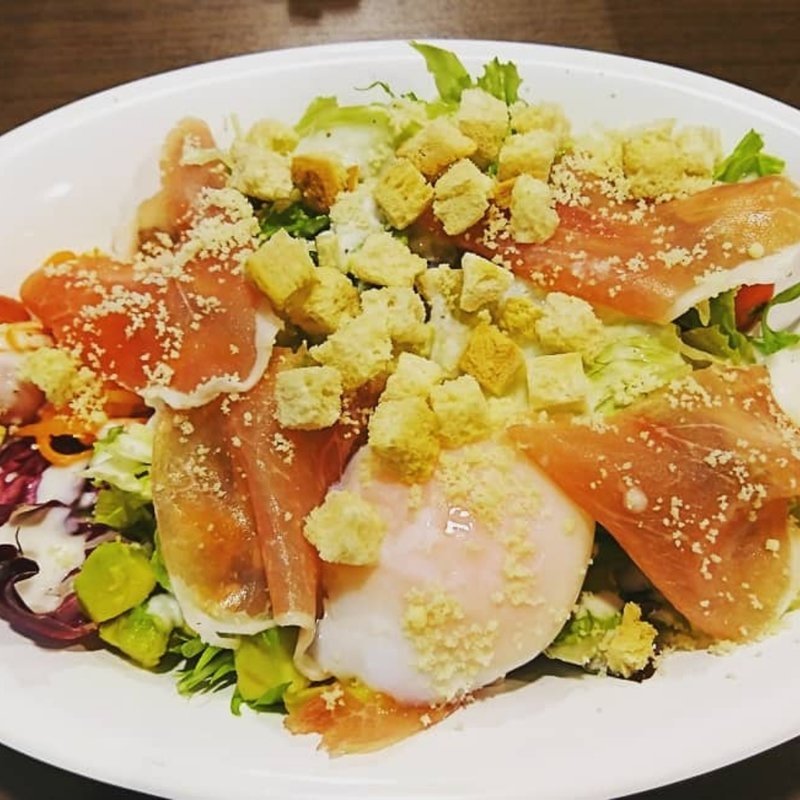 生ハムとアボカドのシーザーサラダ温玉添え(湯〜とぴあ宝 オープンカフェ)