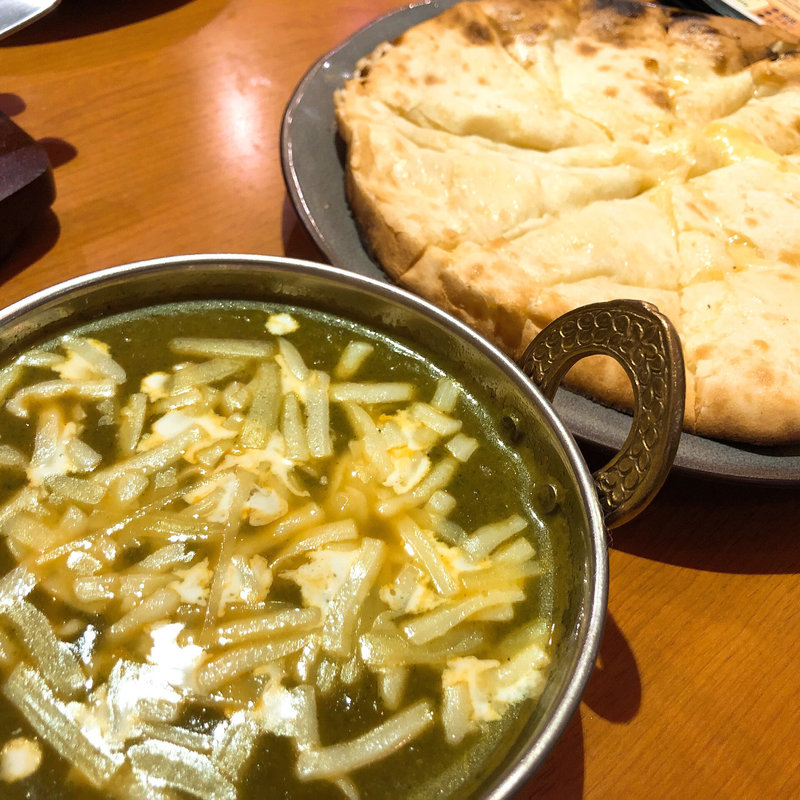 ほうれん草カレー・チーズナン(ワインバル NakaChaka)