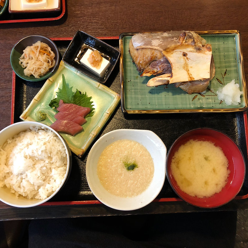 むぎとろまぐろ定食(○△□まるさんかくしかく)