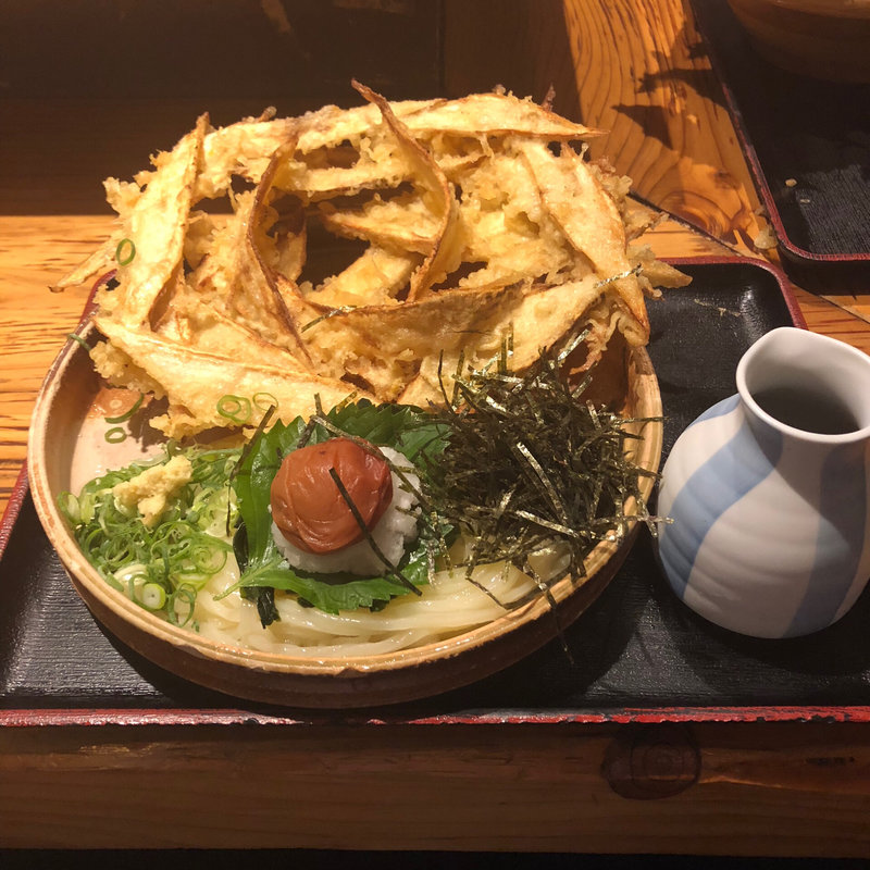 梅ぶっかけ ごぼう天トッピング(大地のうどん　博多駅ちかてん)