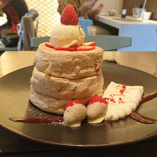 ふわふわいちごとホワイトチョコのパンケーキ(MICASADECO&CAFE神宮前)
