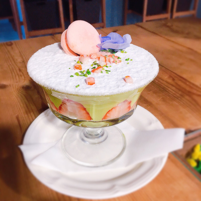 苺とピスタチオムースのフレジェ風(パフェテリア Largo)