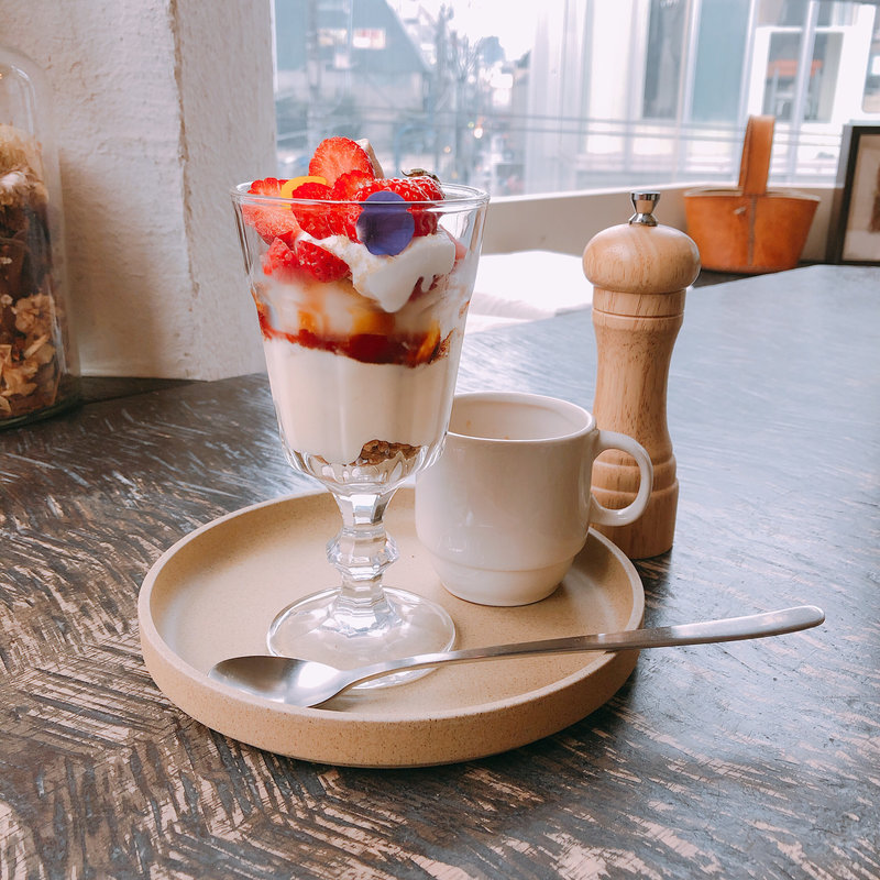 いちごとチャイのパフェ(コマグラカフェ  )