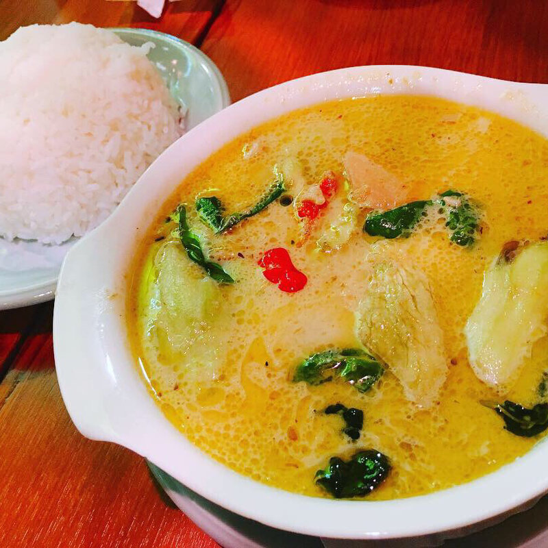 鶏肉ゴロゴロ入りグリーンカレー(タイの食卓 クルン・サイアム GEMS神宮前)