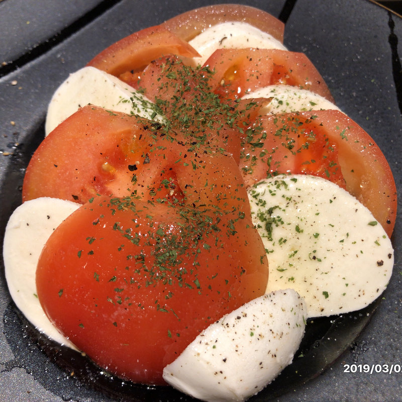 トマトのカプレーゼ(高はし)