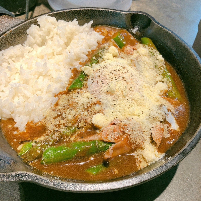 アスパラと半熟卵のチーズカレー(野菜を食べるカレーcamp express 池袋店)