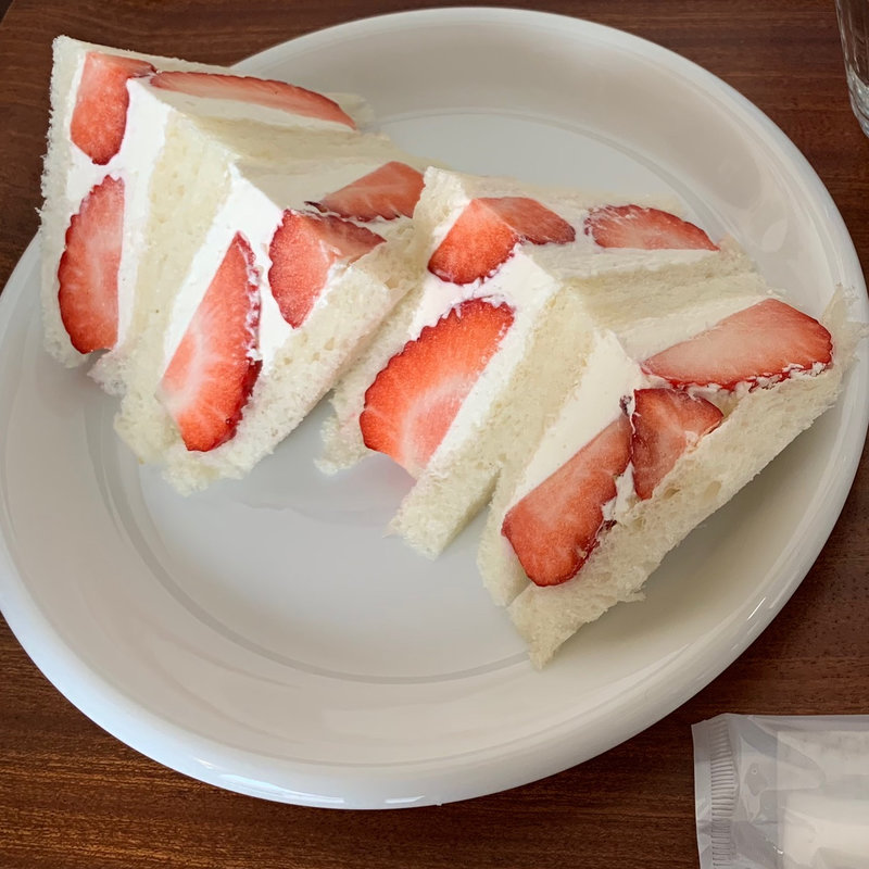 信州いちごのホイップサンド(コーヒーとサンドイッチ おかもと)