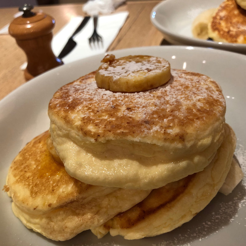 リコッタパンケーキ w/ フレッシュバナナ、ハニーコームバター(bills)